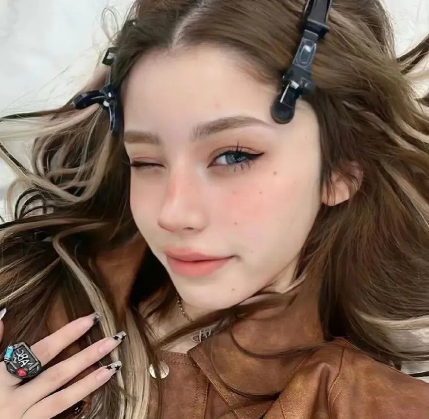 丽莎 封面